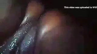 سمراء ذات شعر داكن تستمني في مهبلها المبلل وهي وحيدة بالمنزل