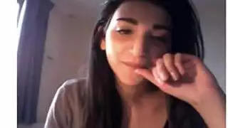 فتاة كبيرة الثدي تأخذ قضيبًا كبيرًا بين ثدييها الكبيرين