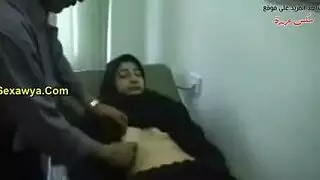 فانتازيا جماع طبيب مخادع: تجسس وعملية قبض على الثدي