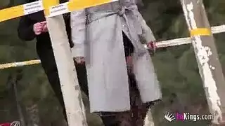 أم ساخنة تلتقط غريبًا لجلسة نيك قاسية من الحديقة إلى غرفة النوم