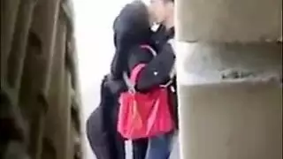 سكس شرجي بدون واقي في العلن: شاب عربي يدفع في طيز ضيقة