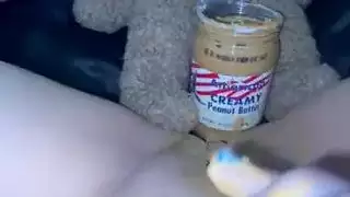 مراهقة أمريكية تلعق زبدة الفول السوداني الكريمية من فتحات عذريتها الطازجة