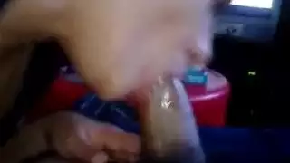 سونيا تقدم مصة رطبة تمامًا أمام الكاميرا