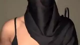 عادة سرية إباحية لمسلمة: فتاة محجبة تداعب فرجها المبلل