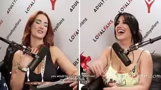 سارة عربي تعرف أن لديها أفضل الثدي في الإباحية وقد فازت بجوائز