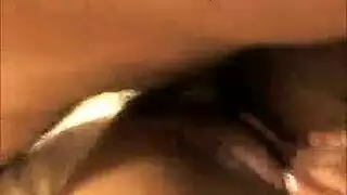 عرض تعرية لمراهقة: خلع الملابس الداخلية في مشهد ساخن