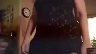 امرأة ناضجة ذات خبرة تستمتع بجنس قاسي مع قضيب شاب