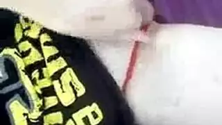 شقراء باللاتكس الأحمر وشقراء بشفاه جنسية في مشهد شرجي عنيف