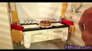 مشهد إباحي في الحمام: الصديقة تعمل على قضيب حبيبها العضلي السميك والقوي