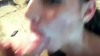 مص القضيب وجنس الثدي حتى الانفجار النهائي للمني