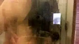 استمناء هاوية آسيوية: أثداء ضخمة وجلسة كاميرا ويب مثيرة