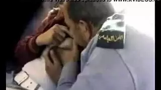 رحل يحاول أن ينيك مراته بزب صغير جدا
