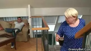 الشاب الهائج يغتصب جدته من طيزها