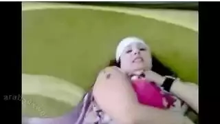 تركيز عنيف على الفم: فم وشفاه عاهرة مصرية تُدمر