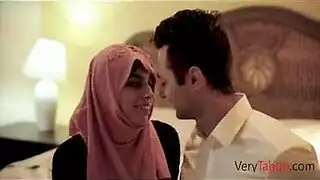 فتاة محجبة ممتلئة تركب قضيب زوج الأم في مشهد صريح