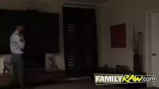 ربة منزل مثيرة إميلي ويليس تتوق لإشباع جنسي قوي