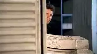يمص صدرها ويرضعه بسخونة